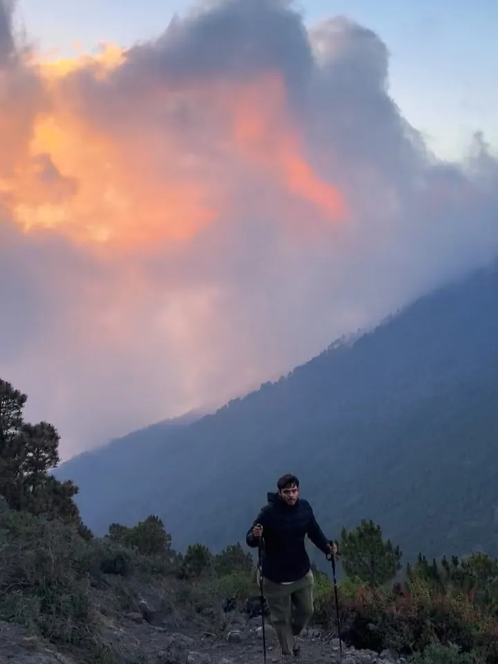 Sebastián al atardecer, entre las nubes del volcán
